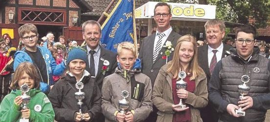 Die Jahrgangsbesten Trophäen errangen Noah Harnisch Fiona Wachholder Lukas Wolle und Jule Ranke v.l Der Jugendpokal ging an Phillip Beutan rechts. Hinten von rechts Obers